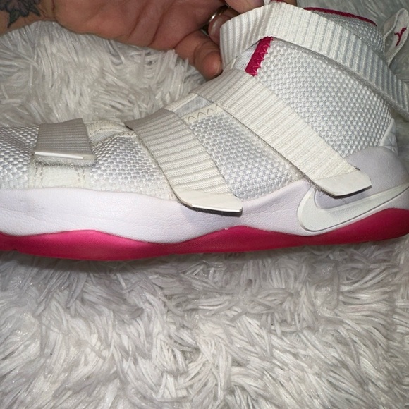 Nike 'Lebron Soldier 11' Kay Yow GS  918369-102 White Pink Cancer Sz 3y 4.5 Wm - Picture 8 of 12